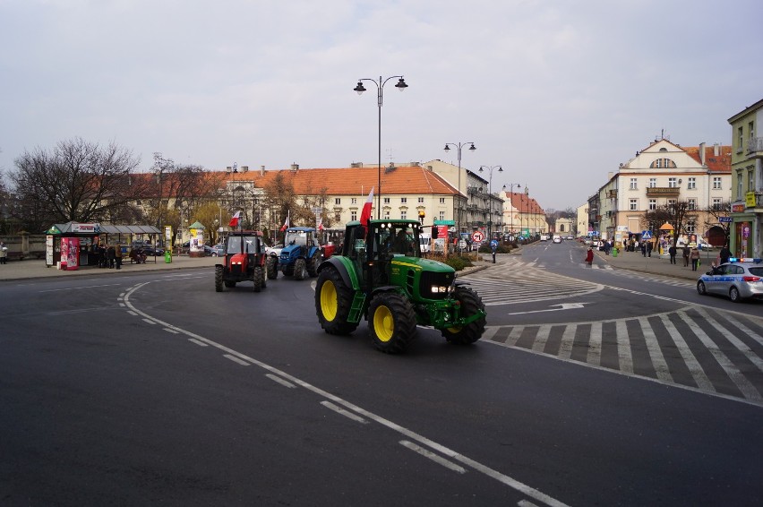 Protest rolników z powiatu kaliskiego. Traktorami wjechali...