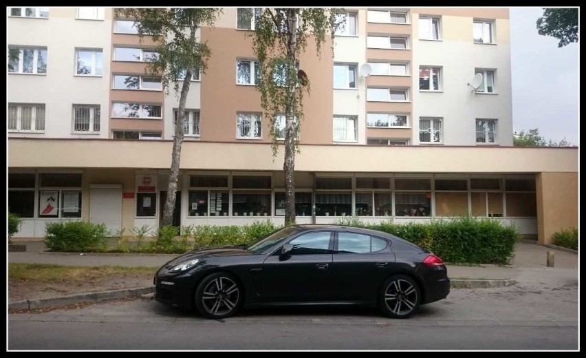 Poruszenie na ulicy w Kielcach. Dwa ekskluzywne porsche zaparkowane w miejscu... dla niepełnosprawnych. Mieszkańcy oburzeni