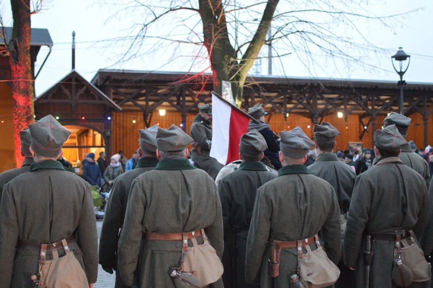 Rawicz. Tak ziemia rawicka świętowała 100-lecie powrotu do Macierzy. M.in. koncert pieśni patriotycznych i pochód mieszkańców [ZDJĘCIA] 