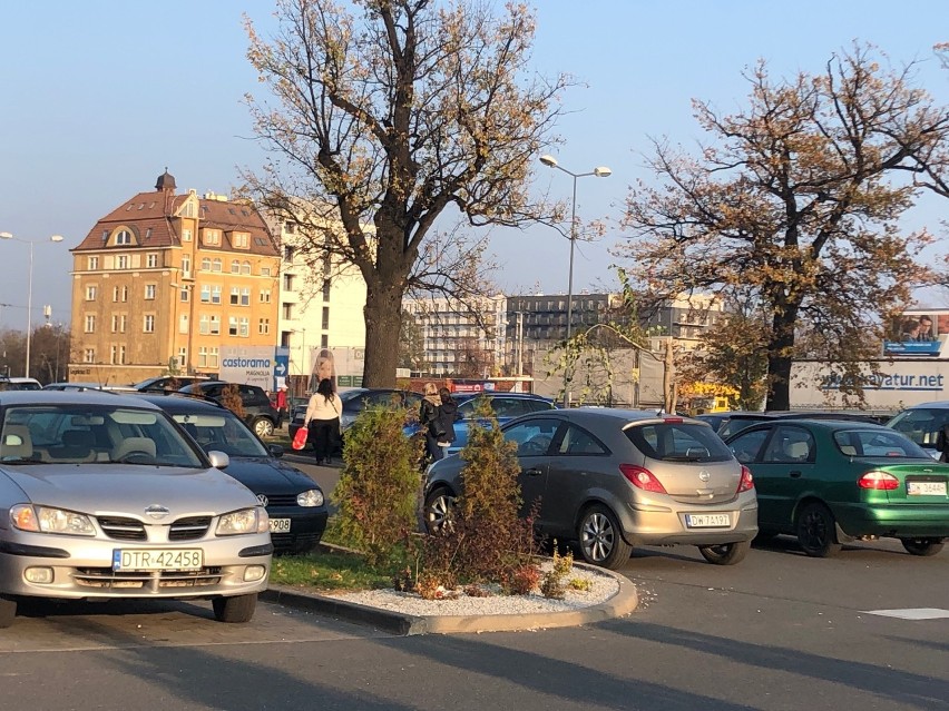 Parkingi przy galeriach handlowych pękają w szwach (ZDJĘCIA)