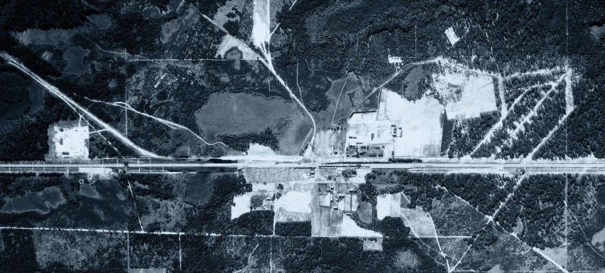 Zdjęcie lotnicze z 1944 r. przedstawiające teren i resztki...