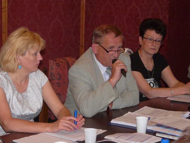 Prezydent Zbigniew Dychto uzyskał absolutorium. Skarbnik Elżbieta Pluta (z prawej) przedstawiła dane dotyczące zobowiązań finansowych miasta.