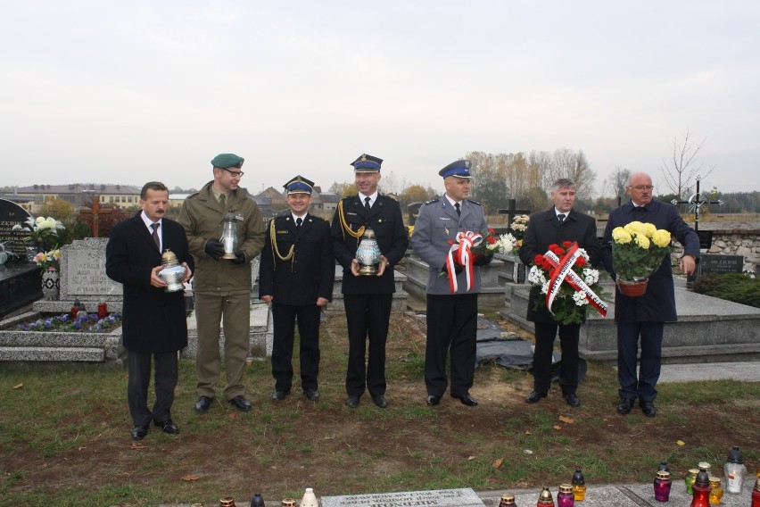 Żarki: Groby żołnierskie odwiedził wicewojewoda, wójt i przedstawiciele służb mundurowych [ZDJĘCIA]