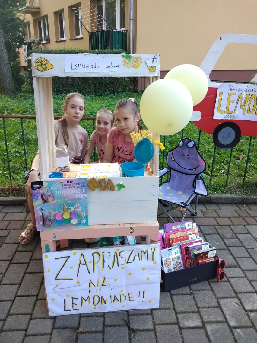 Kamila i dwie Zuzie w wakacje sprzedawały lemoniadę....