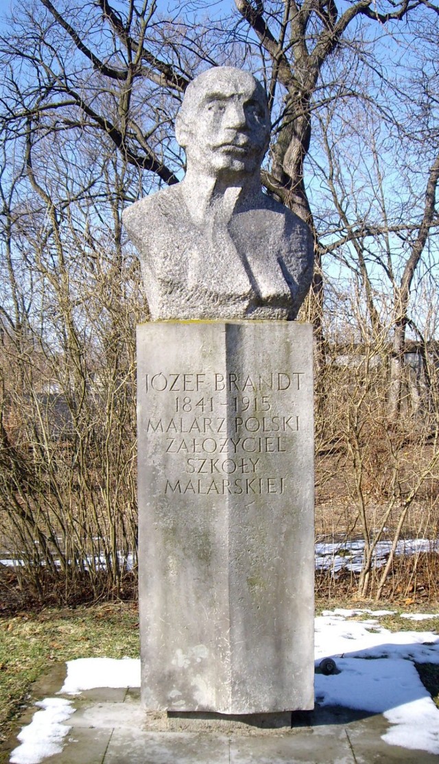 Pomnik byłego właściciela majątku w kt&oacute;rym mieści się Centrum Rzeźby Polskiej - wybitnego malarza J&oacute;zefa Brandta.  fot. R. Grzeszczyk