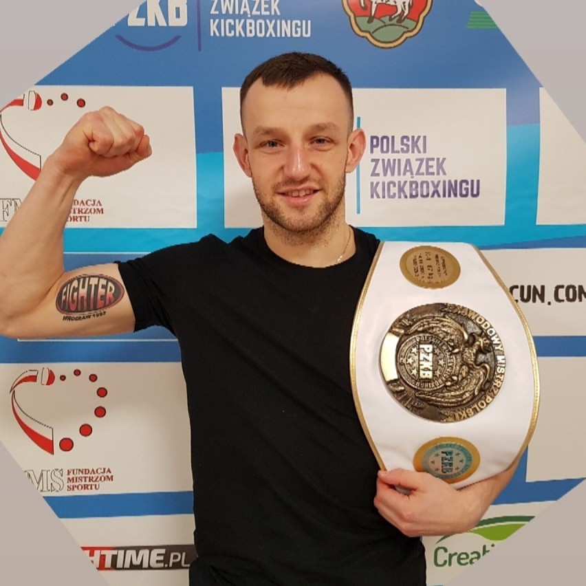 Kickboxer Paweł Józefowicz wspiera Miłoszka z Radomska. Przekazał na licytację rękawice bokserskie