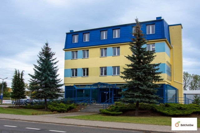 W tym budynku przy ulicy Staszica 18 w Bełchatowie przyjmowane będą wnioski o wypłatę świadczeń