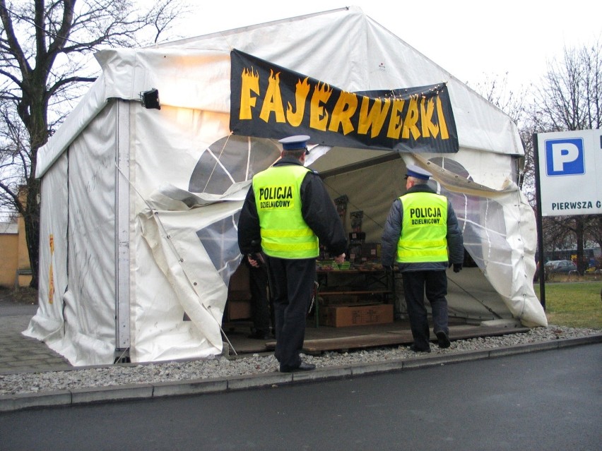 Strażnicy miejscy kontrolują stoiska i sklepy z fajerwerkami