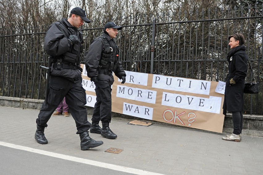 Protest przed konsulatem Rosji w Poznaniu