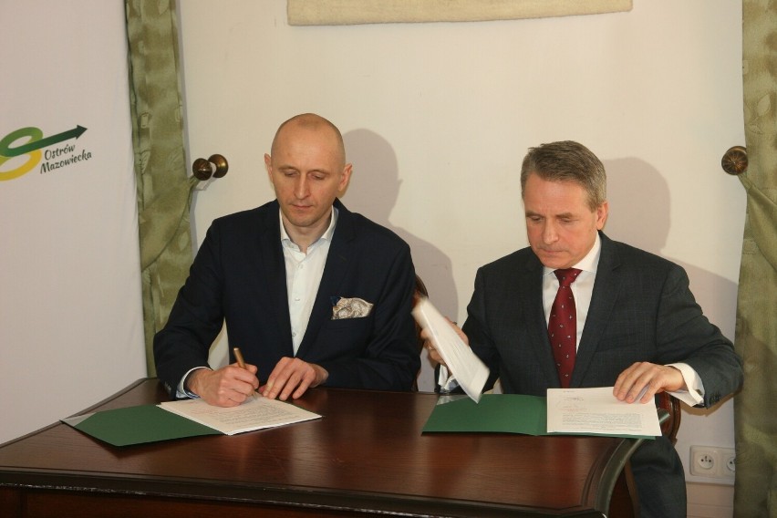 Budowa szkoły i przedszkola przy Partyzantów w Ostrowi  - burmistrz podpisał umowę z wykonawcą. 11.04.2022