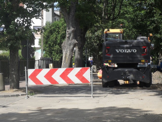 Trwa pierwszy etap przebudowy ul. Polnej w Ustce. Prace remontowe postępują, a mieszkańcy muszą liczyć się z utrudnieniami w ruchu drogowym.