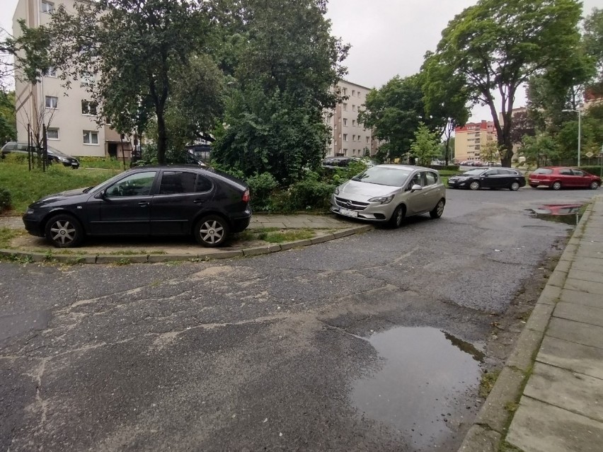 Kierowcy parkują przy ul. Krasickiego w Zielonej Górze tak,...