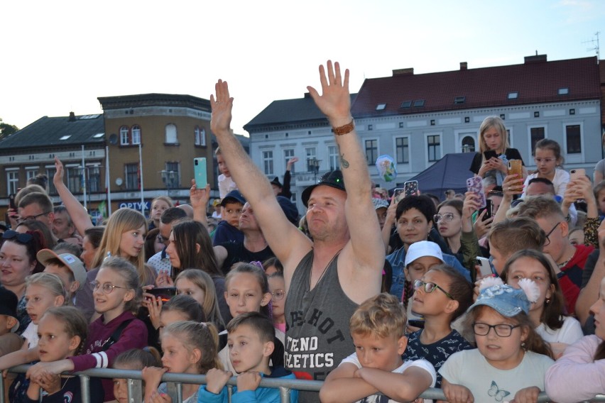 Dni Czarnkowa. W niedzielę zaśpiewała Cleo. Plac Wolności pękał w szwach. Zobacz jak bawił się Czarnków! [ZDJĘCIA]