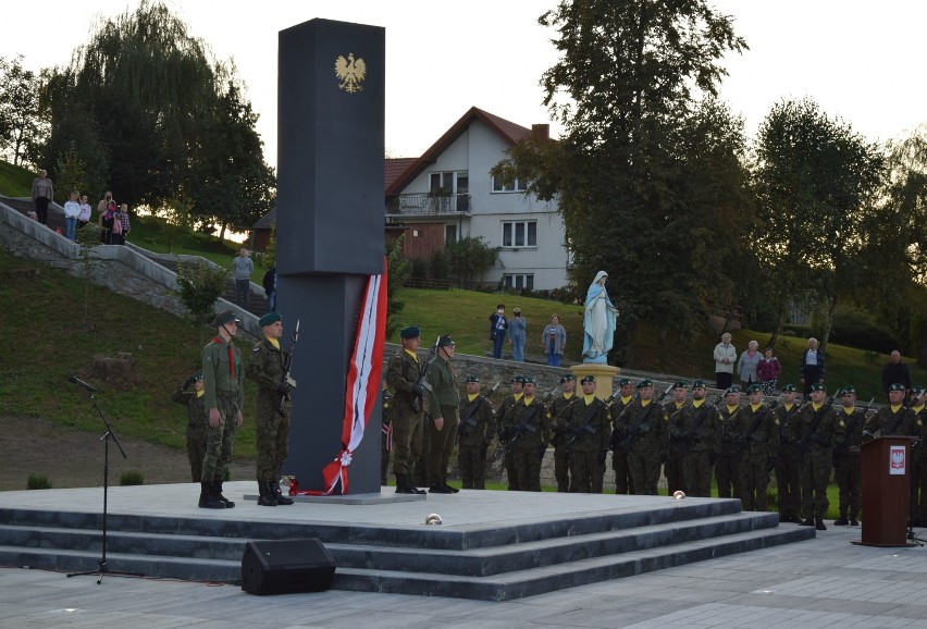 Odsłonięcie pomnika w Besku upamiętniającego mieszkańców poległych w czasie II wojny światowej [ZDJĘCIA]