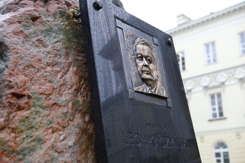 Pamiętacie kontrowersyjny pomnik Kaczyńskiego? W nocy został...