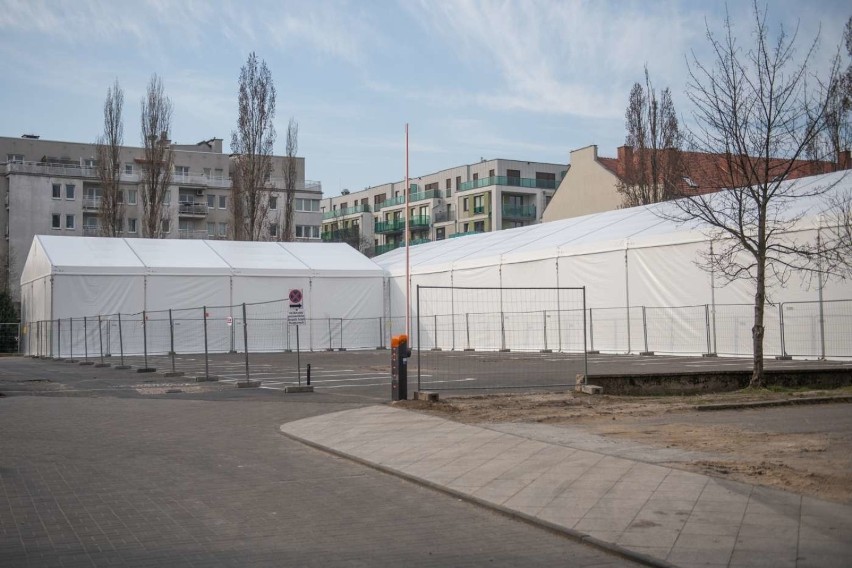 Tymaczasowe targowisko czeka na kupców i klientów