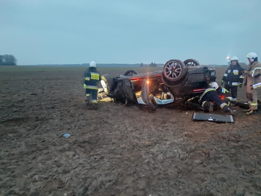 W Wypychowie w gminie Zelów dachował mercedes