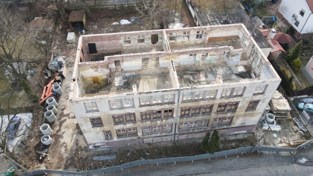 Stary budynek I Liceum Ogólnokształcącego w Olkuszu nadal straszy