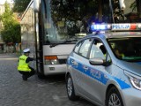 Nowy Sącz. Policjanci kontrolują stan techniczny autokarów i trzeźwość kierowców