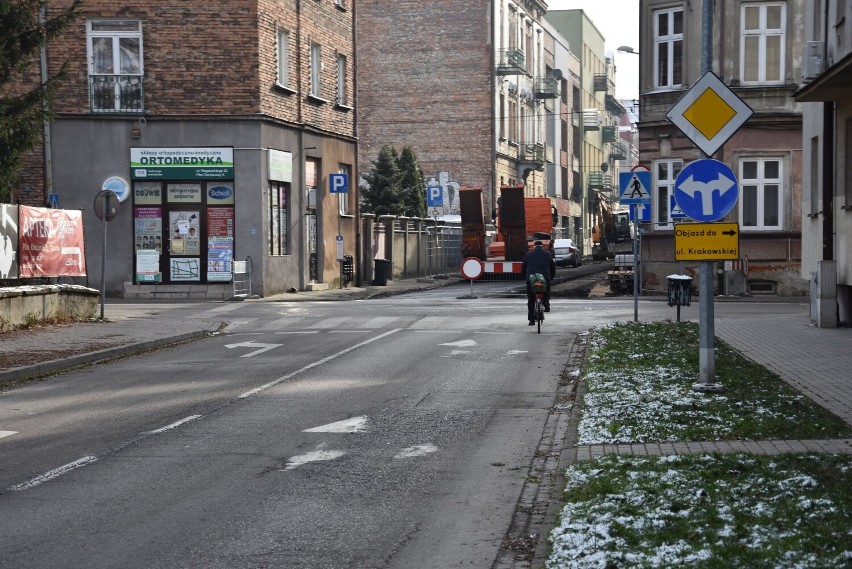 Tarnów. Poprószyło śniegiem, przymroziło, a drogowcy biorą się za remont ulicy Krasińskiego. Kierowcy muszą omijać jej fragment [ZDJĘCIA]