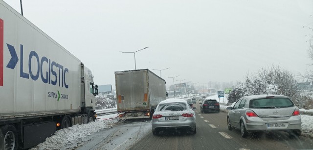 W Sosnowcu tir zakopał się w śniegu nad DK 94 

Zobacz kolejne zdjęcia/plansze. Przesuwaj zdjęcia w prawo naciśnij strzałkę lub przycisk NASTĘPNE
