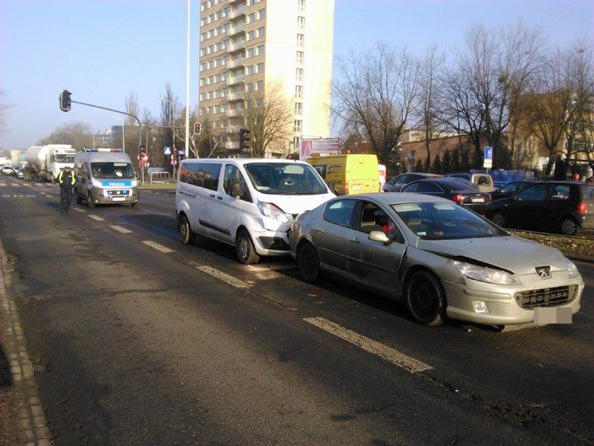 Wypadek na Kopcińskiego w Łodzi. Zderzenie trzech samochodów, ranna jedna osoba [ZDJĘCIA,FILM]