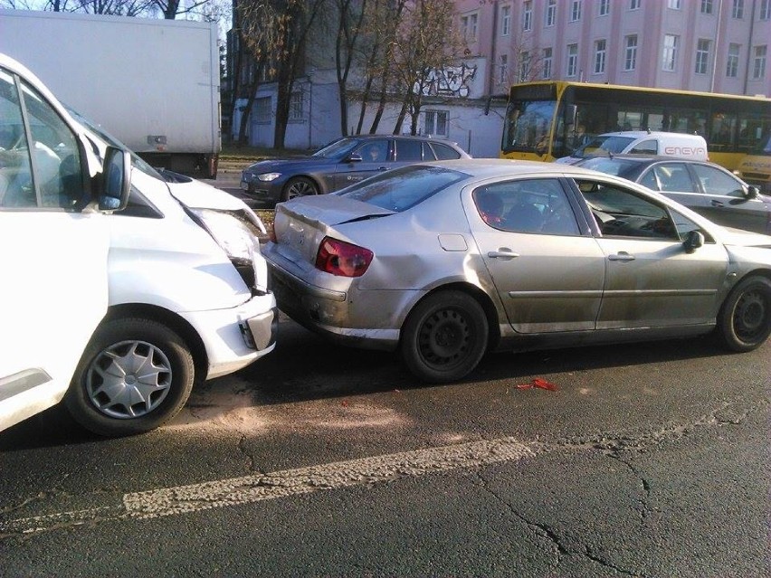 Wypadek na Kopcińskiego w Łodzi. Zderzenie trzech samochodów, ranna jedna osoba [ZDJĘCIA,FILM]