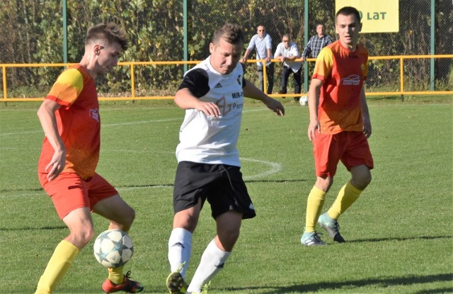 Zgoda Malec (czerwono-żółte stroje) chce w sezonie 2021/22 walczyć o mistrzostwo oświęcimskiej piłkarskiej klasy A. Po trzech meczach ma komplet zwycięstw. Przy piłce Patryk Łukasik.