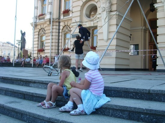 Teatralne występy przyciągnęły zarówno starszą, jak i...