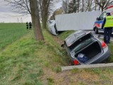 Wypadek w Trzebiszynie. Samochód ciężarowy zderzył się z osobowym chevroletem i zablokował drogę