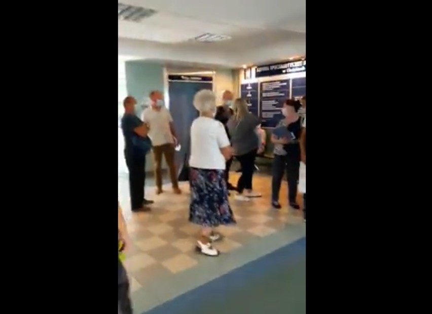 Gigantyczna kolejka w szpitalu w Chojnicach po numerek do lekarza (wideo, zdjęcia)