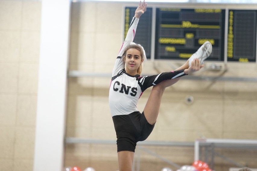 Niesamowite akrobacje! Otwarte Mistrzostwa Zespołów Cheerleaders [ZDJĘCIA]