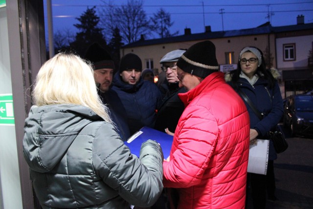 Mieszkańcy stali w długich kolejkach, by złożyć wniosek na dotacje w gminie Bełchatów
