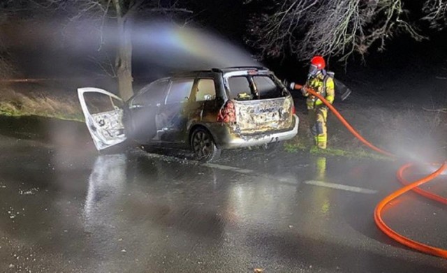 Strażacy szybko poradzili sobie z ogniem. Niestety samochód spłonął doszczętnie.
