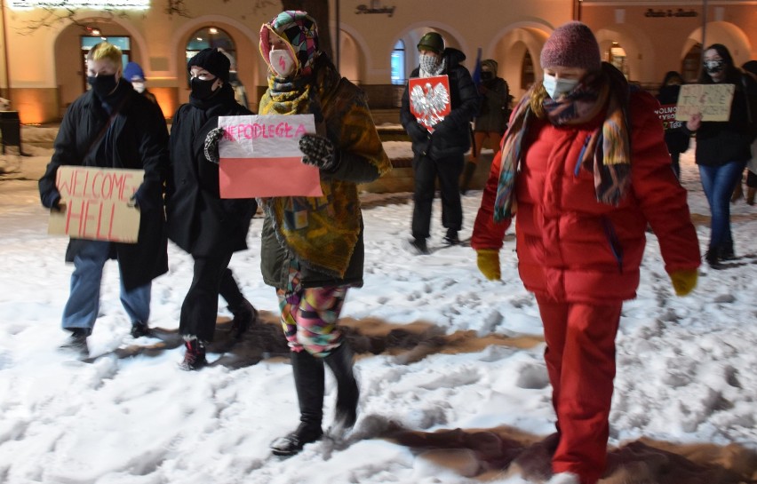 Strajk kobiet w Krośnie. Protestowały przeciwko orzeczeniu TK w sprawie aborcji [ZDJĘCIA]