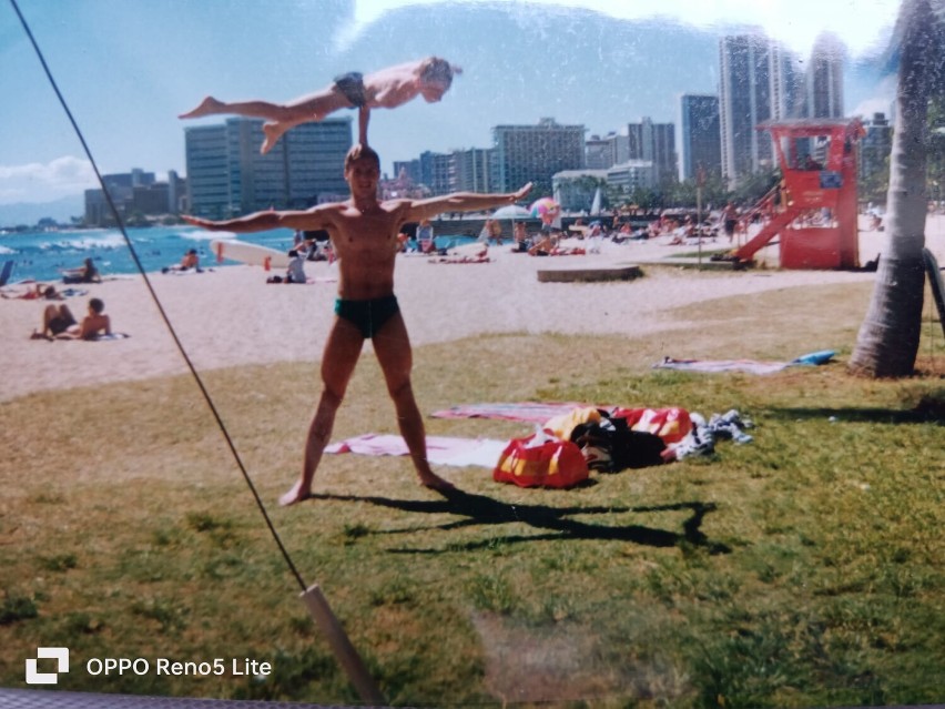 Szymon Kiedel z Marcinem Pikorem na plaży na Hawajach