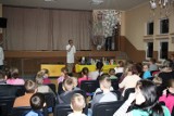 Pokaz edukacyjny i występ klaunów podczas ferii w Gminnym Domu Kultury i Sportu w Ostaszewie