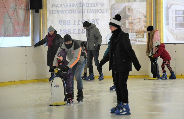 Lodowisko na Stadionie w Kielcach w sobotę 13 lutego było kolejnym miejscem na sportowej mapie miasta, gdzie z radością uprawiano aktywny wypoczynek. Jak widać na zdjęciach, na tafli znaleźli się i bardziej i mniej doświadczeni łyżwiarze.


Na kolejnych slajdach więcej zdjęć z łyżwiarskich wojaży>>>