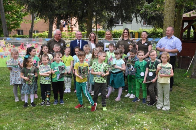 Przedszkolaki z przedszkola "Bajkowa Ciuchcia" w Jędrzejowie laureatami konkursu "Poszukiwacze wiosny". Otrzymali piękne nagrody.