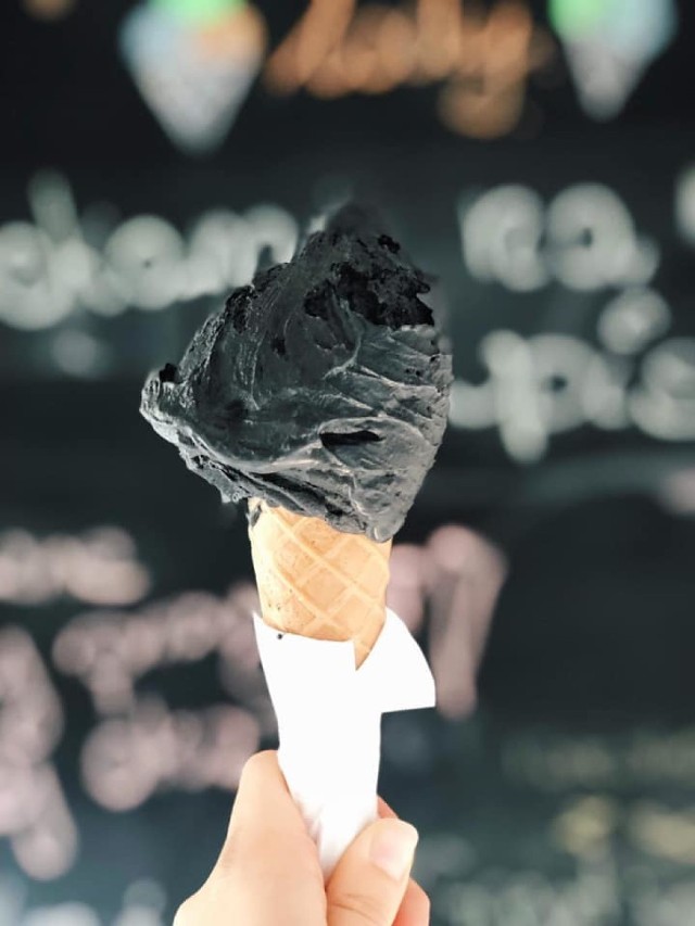 Czarne lody? Czemu nie! Smak kokosa z aktywnym węglem proponuje Przełam Lody Cafe we Wrocławiu

Zobacz więcej na kolejnym slajdzie --->