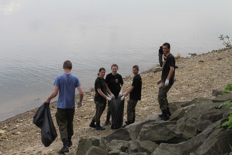 KRÓTKO: Zbierali śmieci przy Jeziorze Żywieckim [ZDJĘCIA]