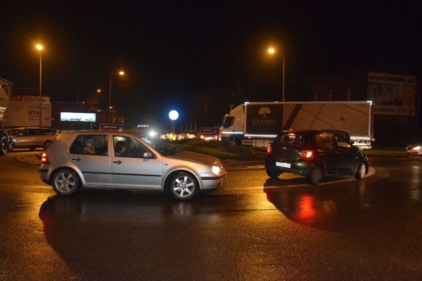 Samochody, w ramach strajku kobiet, zablokowały Żnin.
