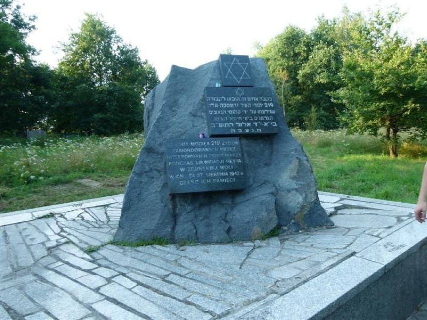 O zamordowanych na cmentarzu Żydach przypomina obelisk,...