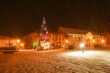 Świąteczne iluminacje znów rozświetlają ulice Olkusza. Święta 2023 coraz bliżej. Zobacz wideo