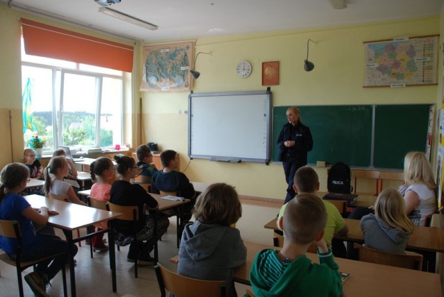 Policjanci na spotkaniu z uczniami w szkole w Kębłowie