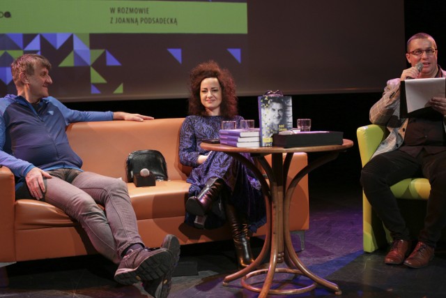 Wczoraj w Słupsku zawitali podróżnik i polarnik Marek Kamiński oraz pisarka Joanna Podsadecka. Podczas spotkania w Teatrze Rondo promowali książkę „Bądź zmianą”. Spotkanie poprowadził Mirosław Mirynowski.
