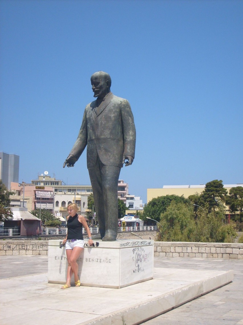 Człowiek na pomniku w stolicy Krety, Heraklionie, tylko na...