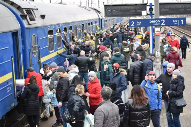 Kiedy przyjechały  pierwsze pociągi z ukraińskim uchodźcami z Kijowa, mieszkańcy Chełma jako pierwsi zorganizowali dla nich pomoc.