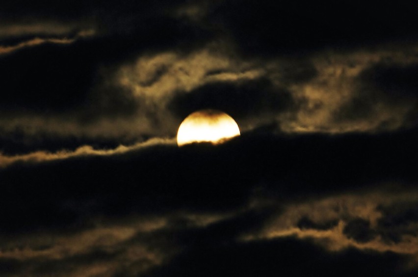 Największa pełnia księżyca od połowy XX wieku [zdjęcia]