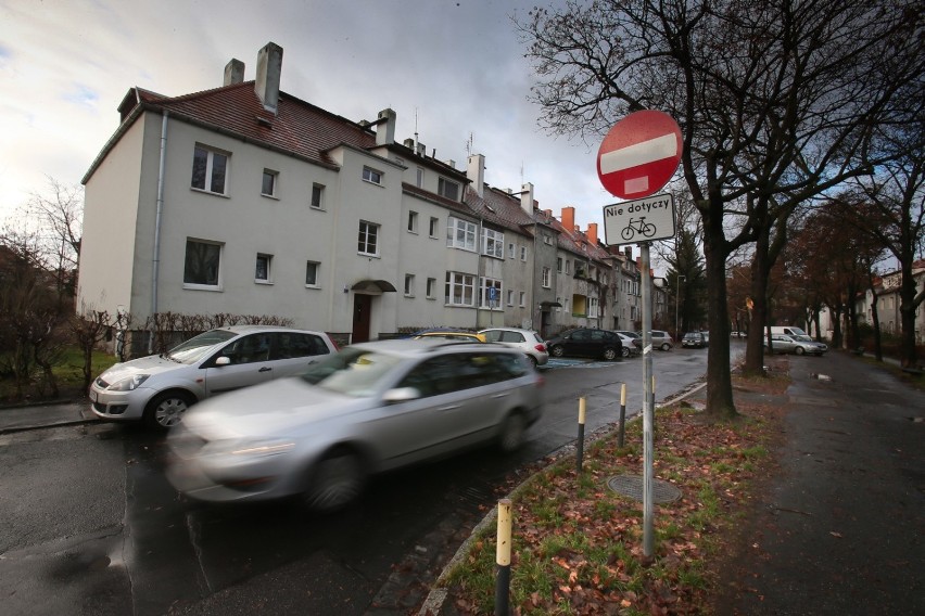 Mieszkańców Wrocławia denerwują źle zaparkowane samochody,...